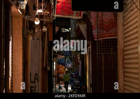 Une petite allée commerçante dans la nuit à Alexandrie, en Égypte Banque D'Images