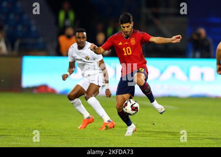 Amman, Jordanie. 17th novembre 2022. Le joueur espagnol Marco Asensio (R) contrôle le ballon lors d'un match international de football amical entre l'Espagne et la Jordanie à Amman, Jordanie, 17 novembre 2022. Credit: Mohammad Abu Ghosh/Xinhua/Alamy Live News Banque D'Images