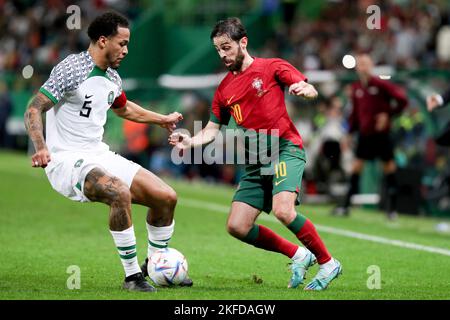 Lisbonne. 17th novembre 2022. Bernardo Silva (R) du Portugal rivalise avec William Ekong du Nigeria lors d'un match international de football amical entre le Portugal et le Nigeria à Lisbonne, Portugal, le 17 novembre 2022 crédit: Pedro Fiuza/Xinhua/Alay Live News Banque D'Images