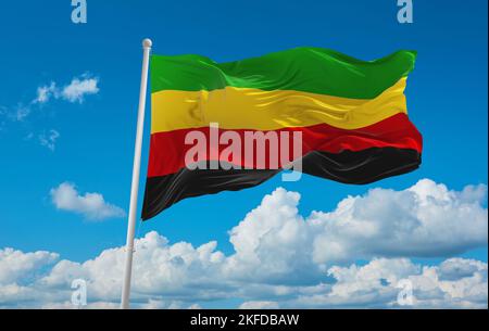 Drapeau des peuples Bantu peuple Bamileke sur fond ciel nuageux, vue panoramique. Drapeau représentant le groupe ethnique ou la culture, autorités régionales. Copie Banque D'Images