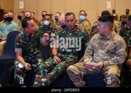 Christopher Cullen, colonel de la Force aérienne, agent logistique de la Garde nationale aérienne d'Hawaï, discute du calendrier des jours pour la première journée de Gema Bhakti 2022, 09 septembre 2022, Jakarta, Indonésie. Gema Bhakti 22 est un événement du programme d'exercices conjoints USINDOPACOM, utilisant les forces conjointes des États-Unis en partenariat avec les forces armées de TNI travaillant ensemble pour accroître l'interopérabilité et renforcer la stabilité et la sécurité régionales par le biais de partenariats bilatéraux et multilatéraux. Banque D'Images