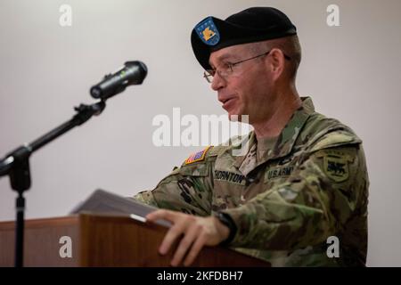 Incoming Intelligence & Sustainment Company Premier sergent 1st Sgt. Curtis N. Thornton s'adresse aux soldats dans le cadre de son premier discours officiel lors d'une cérémonie de changement de responsabilité sur Caserma Del DIN, Vicenza, Italie 9 septembre 2022. La cérémonie de changement de responsabilité a représenté le passage officiel de l'autorité du premier sergent sortant de I&S Company, 1st Sgt. Denise J. Lewis, au 1st Sgt. Curtis N. Thornton. Les premiers sergents sont les membres principaux inscrits d'une entreprise et sont responsables de la formation, de l'administration, du développement professionnel, de la responsabilité du personnel, de la sécurité, mora Banque D'Images