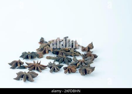 Pile de l'épice Illicium verum, communément appelé plante anis étoilé isolée sur fond blanc Banque D'Images