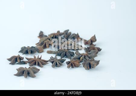 Pile de l'épice Illicium verum, communément appelé plante anis étoilé isolée sur fond blanc Banque D'Images