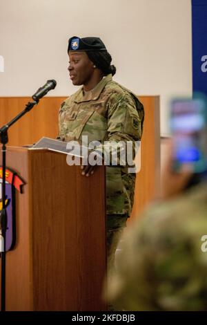 1st Sgt. Denise J. Lewis, premier sergent sortant de la compagnie d'intelligence et de soutien, s'adresse aux soldats dans le cadre de ses propos d'adieu lors d'une cérémonie de changement de responsabilité sur Caserma Del DIN, Vicenza, Italie 9 septembre 2022. La cérémonie a représenté le passage officiel de l'autorité du premier sergent sortant de I&S Company au 1st Sgt. Curtis N. Thornton. Les premiers sergents sont les membres principaux inscrits d'une entreprise et sont responsables de la formation, de l'administration, du développement professionnel, de la responsabilité du personnel, de la sécurité, Moral et mentorat de tous les soldats affectés. Banque D'Images