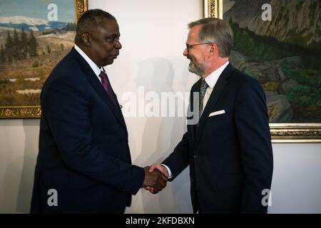 Le secrétaire à la Défense, Lloyd J. Austin III, salue le premier ministre tchèque, Petr Fiala, à Prague, en République tchèque, le 9 septembre 2022. Austin rend visite à l'allié de l'OTAN après avoir accueilli le Groupe de contact pour la défense de l'Ukraine avec d'autres homologues de l'OTAN et internationaux à la base aérienne de Ramstein, en Allemagne. Il s’agit de la cinquième réunion de dirigeants de la défense du monde depuis l’invasion injustifiée et injustifiée de l’Ukraine par la Russie. Banque D'Images