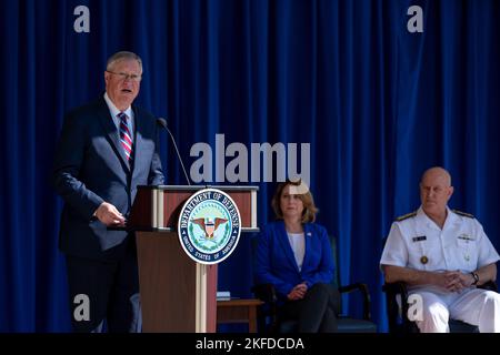 Le Directeur du Bureau de l'administration et de la gestion, Michael B. Donley, fait des remarques lors d'une célébration du Mémorial du personnel du Pentagone à 11 septembre, dans la cour du Pentagone, à Washington, D.C., le 9 septembre 2022. Banque D'Images