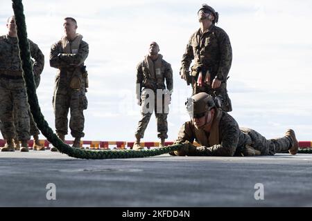 220909-N-XN177-2171 MER DE CHINE DU SUD (SEPT 9, 2022) – Sgt du corps des Marines des États-Unis. Kevin Gutierrez, de Los Angeles, affecté à l'unité expéditionnaire maritime (MEU) 31st sert d'ancre lors d'une évolution rapide de l'entraînement de corde à bord du porte-avions amphibie USS Tripoli (LHA 7) le 9 septembre 2022. Tripoli opère dans la zone d'opérations de la flotte américaine 7th afin d'améliorer l'interopérabilité avec ses alliés et ses partenaires et de servir de force de réaction prête à l'emploi pour défendre la paix et maintenir la stabilité dans la région Indo-Pacifique. Banque D'Images