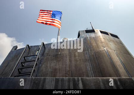 Tour sous-marine avec drapeau national des États-Unis sur fond bleu Banque D'Images