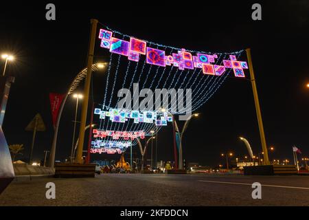 Décoration lumineuse colorée le long de la rue de la corniche de Doha en conjonction avec la coupe du monde de la FIFA 2022 Qatar. Banque D'Images