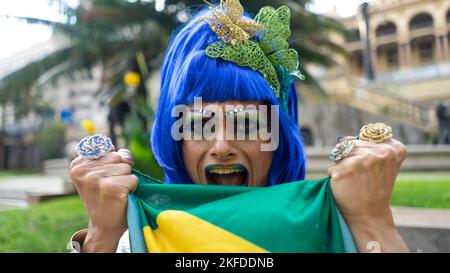 Dragqueen dans son ensemble vert et jaune et de maquillage applaudir pendant la coupe du monde Banque D'Images