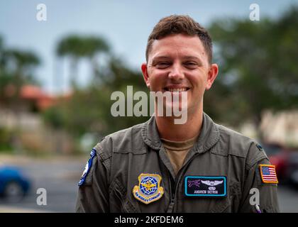 US Air Force 1st le lieutenant Andrew Setrin, un officier de la sécurité de vol affecté à l'escadron de ravitaillement en vol 91st, pose une photo à la base aérienne MacDill, Floride, le 9 septembre 2022. Setrin a réfléchi sur ses expériences concernant 9/11, rappelant que la vie était routinière pour de nombreux Américains. Enfant à l'école primaire, il se souvenait de voir les nouvelles et peu de temps après, d'être emmené à la maison par ses parents. À la suite des années suivantes, Setrin savait qu'il voulait servir et protéger comme beaucoup d'autres l'ont fait avant lui. Banque D'Images