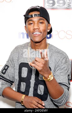 **PHOTO DE FICHIER** B. Smyth est décédé à l'âge de 28 ans. BALA CYNWYD, PA - OCTOBRE 10 : B Smyth visite le théâtre Power 99 à Bala Cynwyd, Pa on 10 octobre 2013 Credit: Star Shooter/MediaPunch Banque D'Images