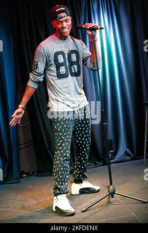 **PHOTO DE FICHIER** B. Smyth est décédé à l'âge de 28 ans. BALA CYNWYD, PA - OCTOBRE 10 : B Smyth visite le théâtre Power 99 à Bala Cynwyd, Pa on 10 octobre 2013 Credit: Star Shooter/MediaPunch Banque D'Images