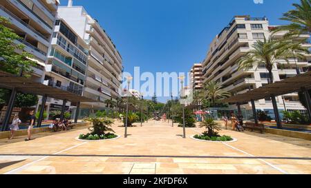 L'avenue de Mar pendant un après-midi calme et chaleureux avec les touristes marchant dans la rue Banque D'Images