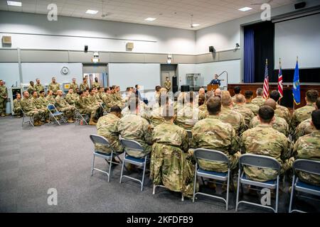 Des aviateurs du groupe de la base aérienne 422d assistent à une cérémonie de retraite de 9/11 à la RAF Broughton, en Angleterre, le 9 septembre 2022. Des aviateurs et des invités ont participé à la cérémonie pour rendre hommage à ceux qui ont perdu la vie pendant les attaques terroristes du 11 septembre. Banque D'Images