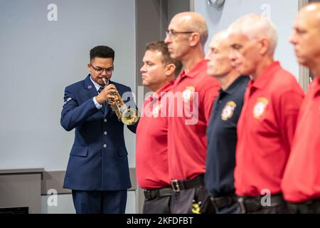 Un Airman du groupe de base aérienne 422d joue le bugle lors d'une cérémonie de retraite 9/11 à la RAF Broughton, en Angleterre, le 9 septembre 2022. Des aviateurs et des invités ont participé à la cérémonie pour rendre hommage à ceux qui ont perdu la vie pendant les attaques terroristes du 11 septembre. Banque D'Images