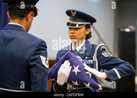 Un Airman de la garde d'honneur du Groupe de base aérienne de 422d, habille un drapeau lors d'une cérémonie de retraite de 9/11 à la RAF Broughton, en Angleterre, le 9 septembre 2022. Des aviateurs et des invités ont participé à la cérémonie pour rendre hommage à ceux qui ont perdu la vie pendant les attaques terroristes du 11 septembre. Banque D'Images