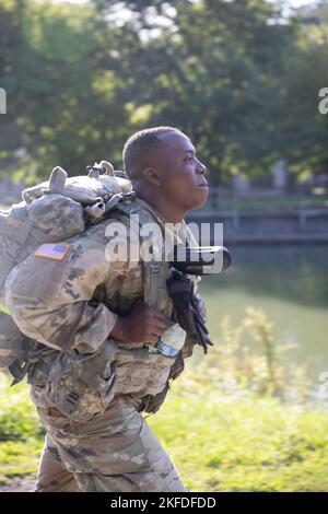 Sergent d'état-major Le démon Walton, affecté à 222nd Chemical Company, mène une marche de 12 milles en baiser tout en participant à la compétition du meilleur guerrier du Commandement de la troupe 53rd (53rd TC BWC) au sentier Erie Canalway, Lockport, N.Y., 9 au 11 septembre 2022. Le CBB 53rd de TC met au défi des soldats de tout l'État dans des événements tels que la condition physique, la navigation terrestre, les tâches de guerrier, et la qualification d'arme. Banque D'Images