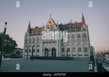 Vue en contre-plongée du Parlement hongrois à Budapest au lever du soleil Banque D'Images