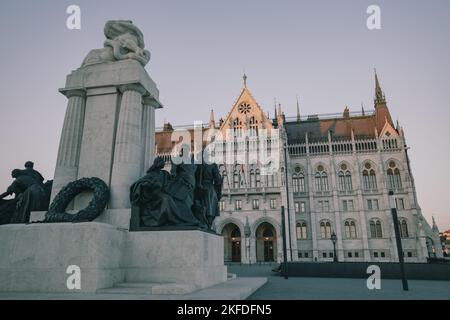 Photo sous angle des statues en face du Parlement hongrois à Budapest Banque D'Images