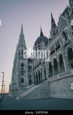 Photo verticale du bâtiment du Parlement hongrois à Budapest Banque D'Images