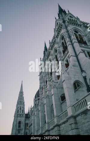 Photo verticale en niveaux de gris à faible angle du bâtiment du Parlement hongrois à Budapest Banque D'Images