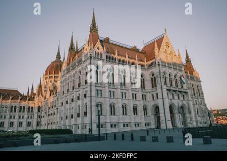 Vue en contre-plongée du Parlement hongrois à Budapest au lever du soleil Banque D'Images