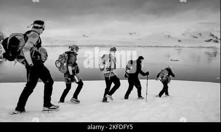 Une photo en niveaux de gris de l'équipe née pour courir lors de l'événement « dernier désert en Antarctique » de la planète Banque D'Images