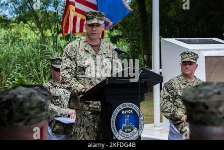 TINIAN, Îles Mariannes du Nord (14 septembre 2022) – le capitaine Dean Allen, commandant entrant 30 de la RCN, prononce son allocution alors qu’il a pris le commandement du 30th Naval Construction Regiment (30 RCN), lors d’une cérémonie de changement de commandement tenue au Mémorial Seabee 107th à Tinian, dans les Îles Mariannes du Nord, le 9 septembre. 30 la RCN effectue une planification tactique et opérationnelle, maintient une capacité d'intervention d'urgence majeure et exécute l'ingénierie générale dans toute la gamme des opérations militaires dans la zone de responsabilité USINDOPACOM, en respectant les exigences du FCT 75 afin de soutenir le combattant Banque D'Images