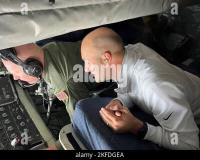 Michael Carlin, du ministère des Affaires des anciens combattants, observe une mission de ravitaillement en vol du F-16 de la Fighter Wing 148th à travers la fenêtre d’un KC-135 Stratotanker affecté à la 128th Air Fighting Wing, Garde nationale aérienne du Wisconsin (9 septembre 2022). Lors d’une levée de patrons, les employeurs ont l’occasion de voir directement ce que sont les missions de leurs employés dans l’exercice de leurs fonctions militaires. Banque D'Images