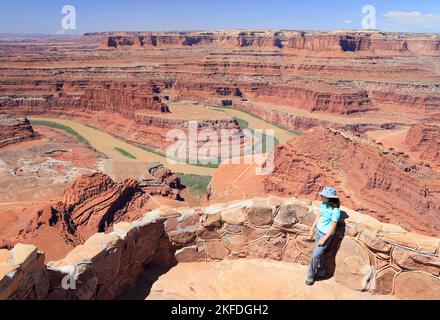 Adolescente touristique admirant la vue panoramique aérienne du parc national Dead Horse point, Utah, États-Unis Banque D'Images