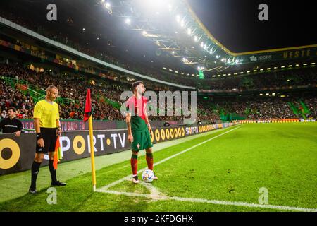 Lisbonne, Portugal. 17th novembre 2022. Bruno Fernandes, du Portugal, vu en action lors du match de football amical entre le Portugal et le Nigeria, au stade José Alvalade devant la coupe du monde Qatar 2022. (Note finale: Portugal 4 - 0 Nigeria) (photo de Henrique Casinhas/SOPA Images/Sipa USA) crédit: SIPA USA/Alay Live News Banque D'Images