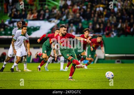 Lisbonne, Portugal. 17th novembre 2022. Bruno Fernandes, du Portugal, vu en action lors du match de football amical entre le Portugal et le Nigeria, au stade José Alvalade devant la coupe du monde Qatar 2022. (Note finale: Portugal 4 - 0 Nigeria) crédit: SOPA Images Limited/Alay Live News Banque D'Images