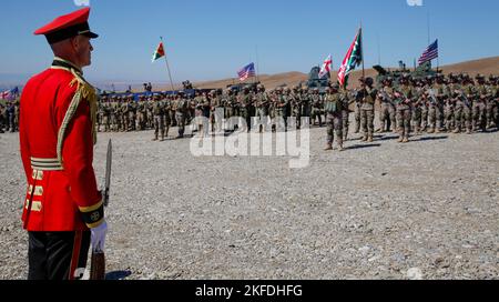 Un membre de la Garde d'honneur de la Force de défense géorgienne se tient à l'avant de la formation lors des cérémonies de clôture du Noble Partner 22 au polygone de Vaziani, en Géorgie, en 11th, le 9 septembre 2022. L'exercice Noble Partner 22 se compose de 2 400 militaires de 21 pays et vise à améliorer la préparation des forces géorgiennes, des alliés régionaux, des partenaires et des forces américaines. Banque D'Images