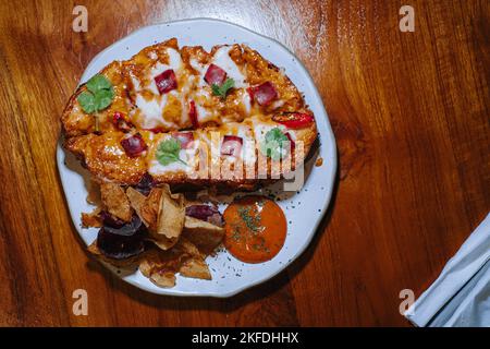 Position plate ou vue de dessus d'une assiette de sandwich au bœuf Sourdough à face ouverte contenant de la pâte à pain, de la sauce au fromage, de la sauce au fromage mozzarella et de la sauce crémeuse Banque D'Images