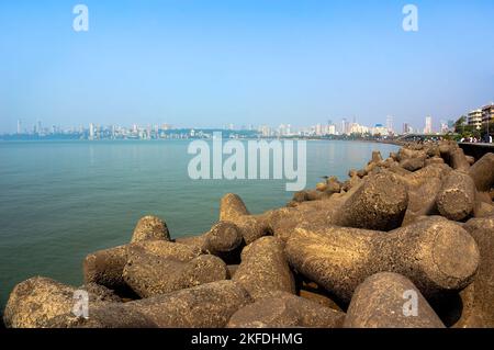 Vue sur le remblai de Mumbai avec de grandes pierres et le ciel. Bombay côté mer. Mumbai, la région métropolitaine la plus importante et la plus industrialisée de l'Inde. Banque D'Images