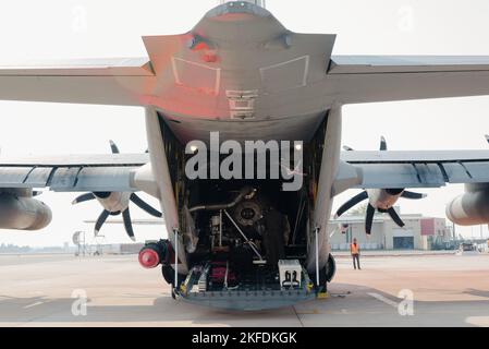 Un avion Hercules C-130H équipé de systèmes modulaires de lutte contre les incendies aéroportés (FFAMA) de l’aile 152nd du transport aérien de la Garde nationale de l’air du Nevada se prépare à être lancé dans le cadre d’une mission d’extinction d’incendie à la base de navires-citerne de Boise, Idaho, 10 septembre 2022. Le Service des forêts du ministère de l'Agriculture des États-Unis a activé deux avions C-130 du ministère de la Défense équipés de MAFFS pour aider à accroître l'activité d'incendie dans plusieurs États de l'Ouest. Banque D'Images