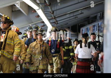 Une équipe de pompiers marche jusqu'au point de départ de la Chicagoland 9/11 Memorial Stair Climb au Soldier Field à Chicago, Illinois, le 10 septembre 2022. L’ascension de Chicagoland 9/11 Memorial Stair a reconnu les événements du 11 septembre 2001 et l’impact dévastateur sur les services d’incendie, les intervenants d’urgence et les citoyens américains impliqués. Les participants ont gravi l’équivalent de 110 histoires ou 2 200 marches en l’honneur des héros qui ont donné leur vie dans les tours du World Trade Center le 11 septembre 2001. 9/11, réserve de l'armée, Chicago, intervention d'urgence, montée d'escalier, Banque D'Images