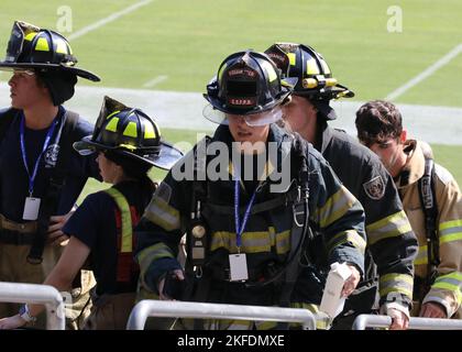 Les pompiers gravissent les marches du Soldier Field à Chicago, Illinois, le 10 septembre 2022. Les pompiers et les premiers intervenants de toute la région de Chicagoland participent à l'ascension de l'escalier commémoratif 9/11. Le Chicagoland 9/11 Memorial Stair Climb reconnaît les événements du 11 septembre 2001 et les effets dévastateurs sur les services d’incendie, les intervenants d’urgence et les citoyens américains impliqués. 9/11, réserve de l'armée, Chicago, intervention d'urgence, montée d'escalier, Banque D'Images