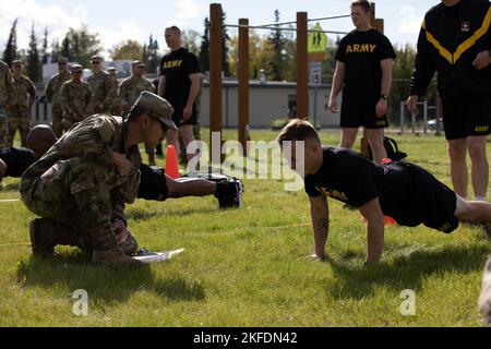 Alaska Army National Guardsman 1st le lieutenant Blake Hart, un aumônier affecté au Régiment d'infanterie 297th du Bataillon 1st, tente de faire le pigep de libération de la main dans le cadre du premier essai de condition physique de combat de l'Armée, le 10 septembre 2022, à la base interarmées Elmendorf-Richardson. L'ACFT Invitational est hébergé par l'équipe du Ministère de l'unité (UMT) pour renforcer la cohésion et le moral de l'unité pour tous les soldats participants. Banque D'Images