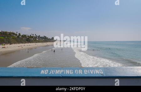 Plage à côté de la jetée de San Clemente dans le comté d'Orange, Californie, États-Unis Banque D'Images