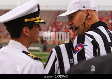 220909-N-FP878-0005 OXFORD, OHIO (SEP. 10, 2022) - Cmdr. Erik Moss, directeur général de Navy Talent Acusition Group Ohio River Valley (NTAG ORV), parle avec un arbitre au match de Miami contre Rober Morris au Yager Stadium. NTAG ORV couvre l'Ohio, la Virginie occidentale du Kentucky et certaines parties d'Indianna pour le recrutement et la liaison de la Marine pour les zones de concentration de la flotte d'Aon. Banque D'Images