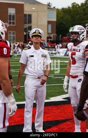 220909-N-FP878-0005 OXFORD, OHIO (SEP. 10, 2022) - Cmdr. Erik Moss, directeur général de Navy Talent Acusition Group Ohio River Valley (NTAG ORV), retourne la pièce de monnaie avant le coup d'envoi au match de Miami contre Rober Morris au Yager Stadium. NTAG ORV couvre l'Ohio, la Virginie occidentale du Kentucky et certaines parties d'Indianna pour le recrutement et la liaison de la Marine pour les zones de concentration de la flotte d'Aon. Banque D'Images