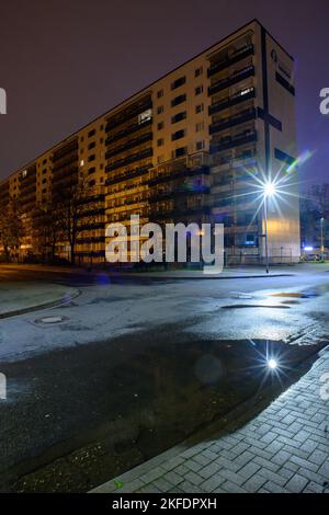 18 novembre 2022, Saxe-Anhalt, Magdebourg: Les premières lumières sont allumées dans les fenêtres d'un immeuble résidentiel de haute hauteur dans la capitale de Saxe-Anhalt. Afin d'éviter les retards dans le transfert des subventions au logement, le directeur général de l'Association allemande des villes et municipalités préconise un paiement anticipé sans complications au début de l'année. Normalement, les offices auraient besoin de cinq à sept mois pour traiter les demandes, mais en raison de la multiplication des demandes, cela prendra maintenant plus de temps. En raison des prix élevés de l'énergie, cependant, les gens dépendent de la h Banque D'Images