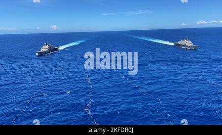 220910-N-N3764-1005 Mer des Caraïbes - (sept 10, 2022) — les navires de combat littoral Freedom-variant USS Wichita (LCS 13) et USS Billings (LCS 15) participent à un exercice photo en mer des Caraïbes, le 10 septembre 2022. Wichita et Billings sont déployés dans la zone d’opérations de la flotte américaine 4th pour appuyer la mission de la Force opérationnelle interagences conjointe Sud, qui comprend des missions de lutte contre le trafic illicite de drogues dans les Caraïbes et le Pacifique oriental. Banque D'Images