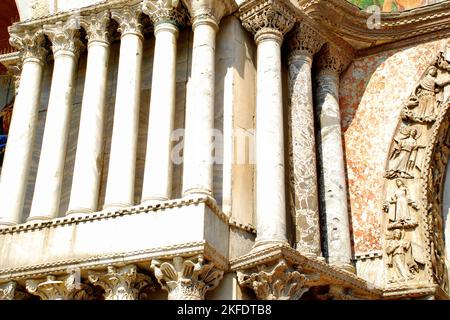 Détails extérieurs de St. Basilique de Mark, site classé au patrimoine mondial de l'UNESCO, Venise, Italie, Europe Banque D'Images