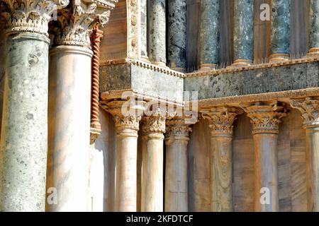 Détails extérieurs de St. Basilique de Mark, site classé au patrimoine mondial de l'UNESCO, Venise, Italie, Europe Banque D'Images