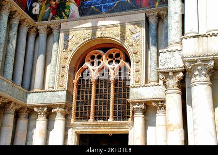 Détails extérieurs de St. Basilique de Mark, site classé au patrimoine mondial de l'UNESCO, Venise, Italie, Europe Banque D'Images