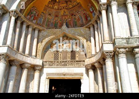 Détails extérieurs de St. Basilique de Mark, site classé au patrimoine mondial de l'UNESCO, Venise, Italie, Europe Banque D'Images